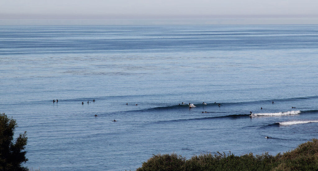 Surfers at Swami’s / Wikipedia / Mike Fairbanks https://en.wikipedia.org/wiki/Swami%27s#/media/File:Swami's_Surf_Spot_in_Encinitas,_California.jpg
