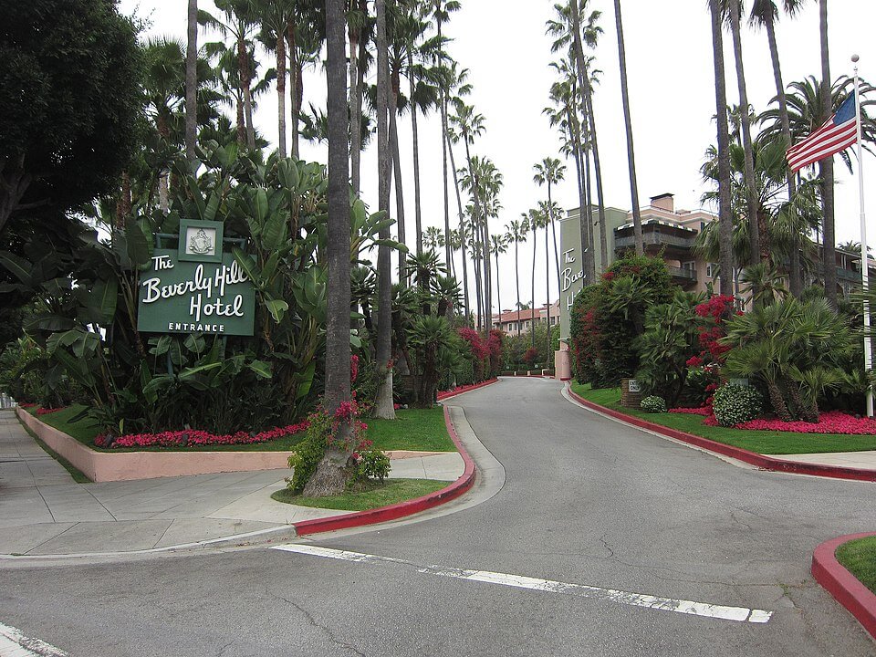 The entrance of The Beverly Hills Hotel / Wikipedia / Alan Light
https://en.wikipedia.org/wiki/The_Beverly_Hills_Hotel#/media/File:The_Beverly_Hills_Hotel_(2013).jpg

