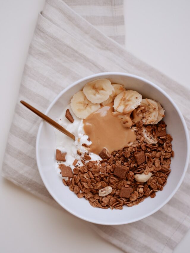 a bowl of cereal with chocolate and bananas